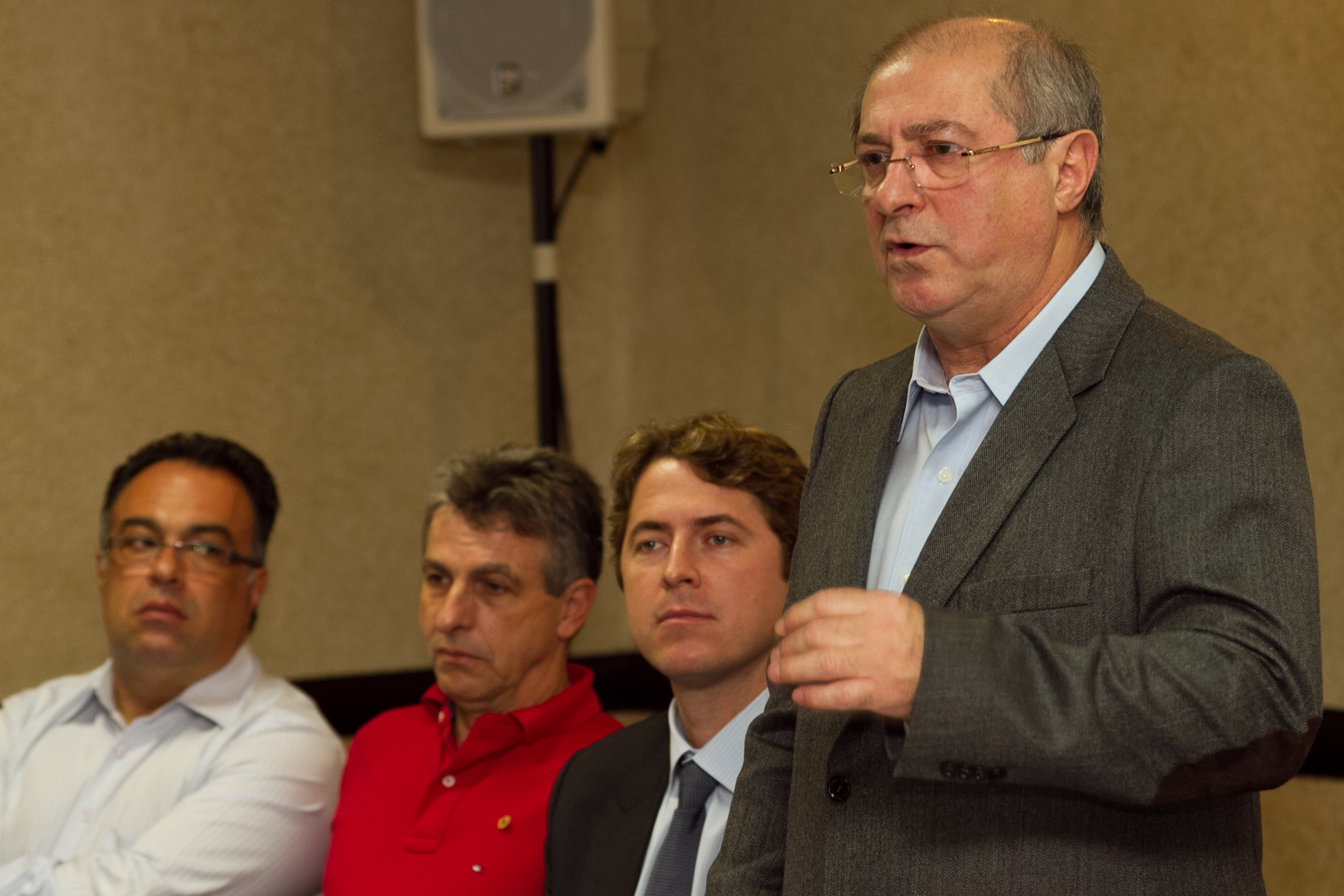 Bernardo (na extrema direita) e Vargas (na ponta  da esquerda): prisão do ex-deputado em abril do ano passado  deixou  o ex-ministro apreensivo. | Roberto Dzirura  Jr./Gazeta do Povo/Arquivo