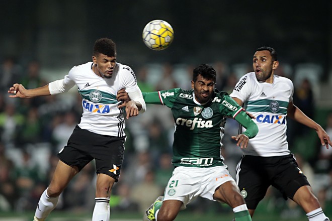 Juninho e Rafael Marques disputam a bola com Thiago Santos. | Albari Rosa/Gazeta do Povo