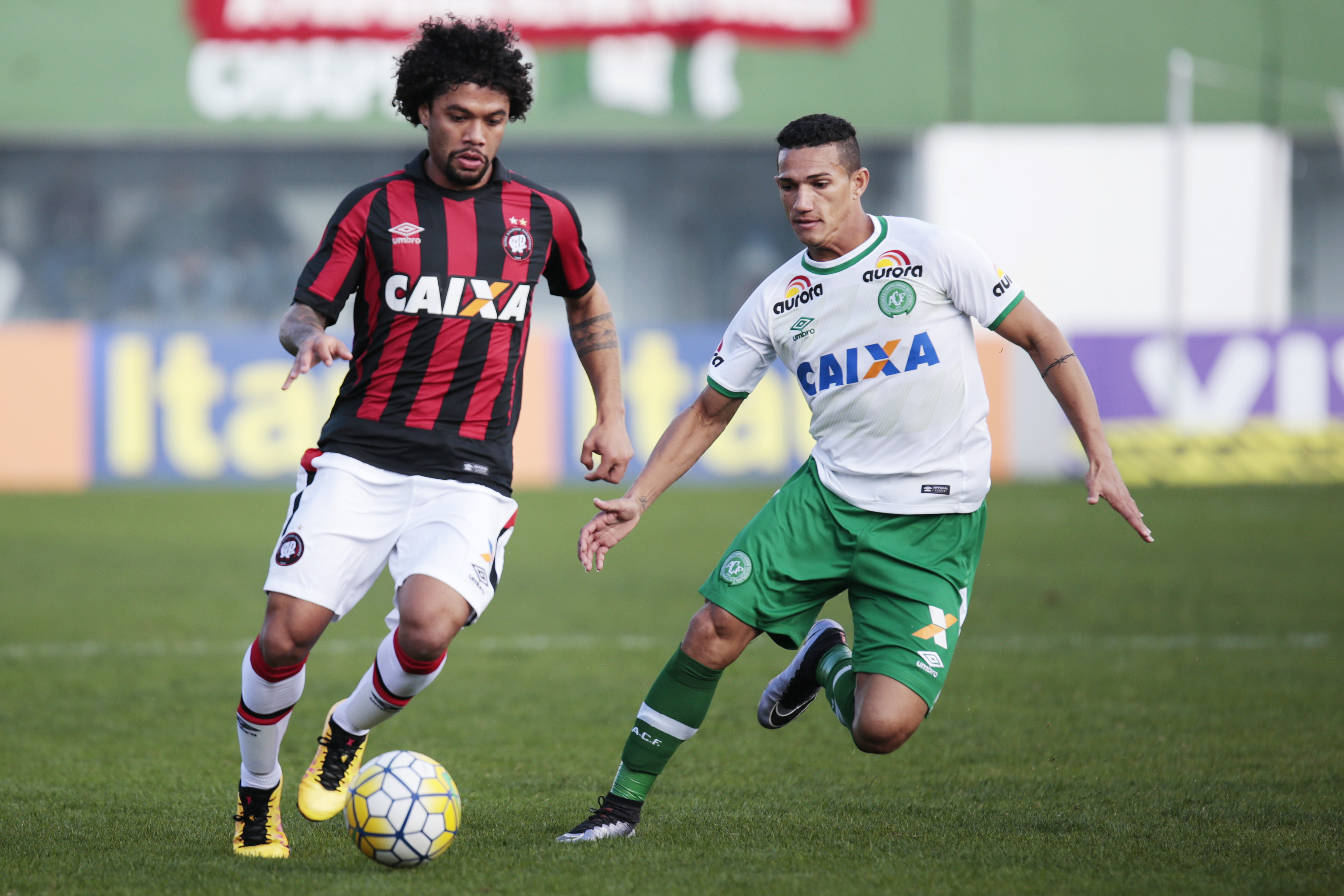 Volante Otávio em ação em Chapecó. Empate sem gols fora de casa. | Marcio Cunha/Mafalda Press/Folhapress