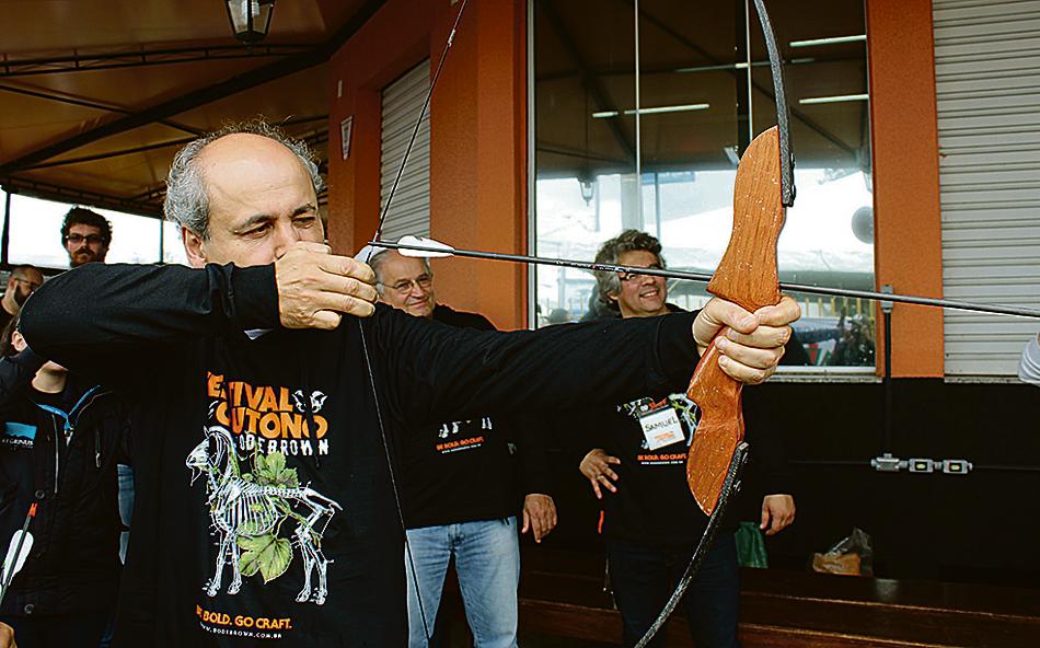 O prefeito Gustavo Fruet – que ainda não sabe quem será seu alvo na campanha à reeleição – prestigiou o Festival de Outono Bodebrown, realizado sábado na sede da cervejaria do Hauer. Cerca de 20 mil pessoas passaram pelo evento. | Naideron Jr.