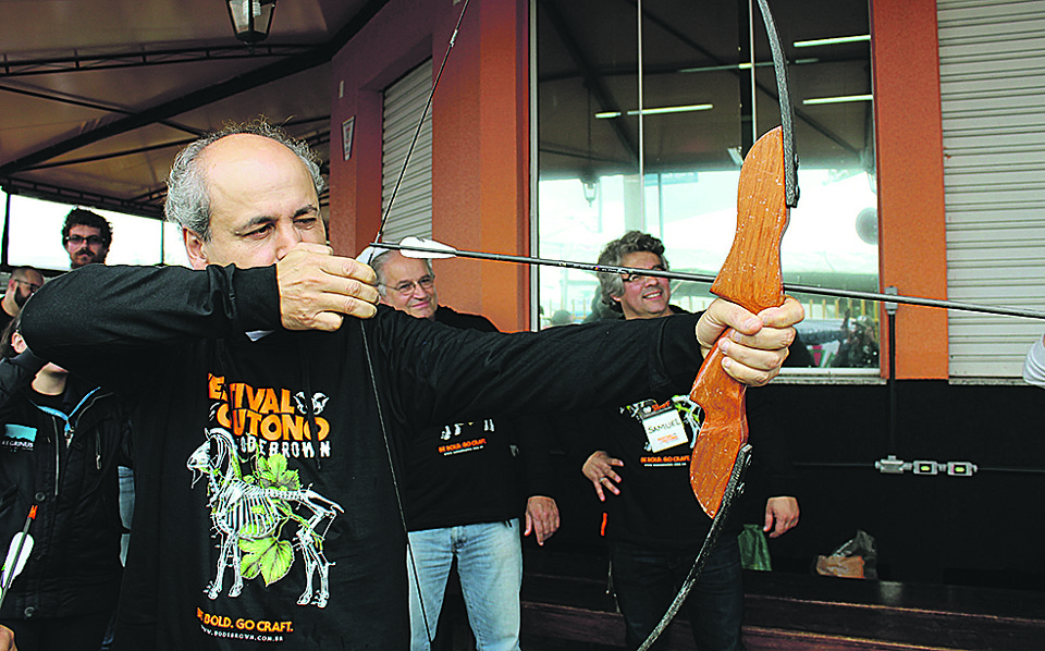 O prefeito Gustavo Fruet – que ainda não sabe quem será seu alvo na campanha à reeleição – prestigiou o Festival de Outono Bodebrown, realizado sábado na sede da cervejaria do Hauer. Cerca de 20 mil pessoas passaram pelo evento. | Naideron Jr.