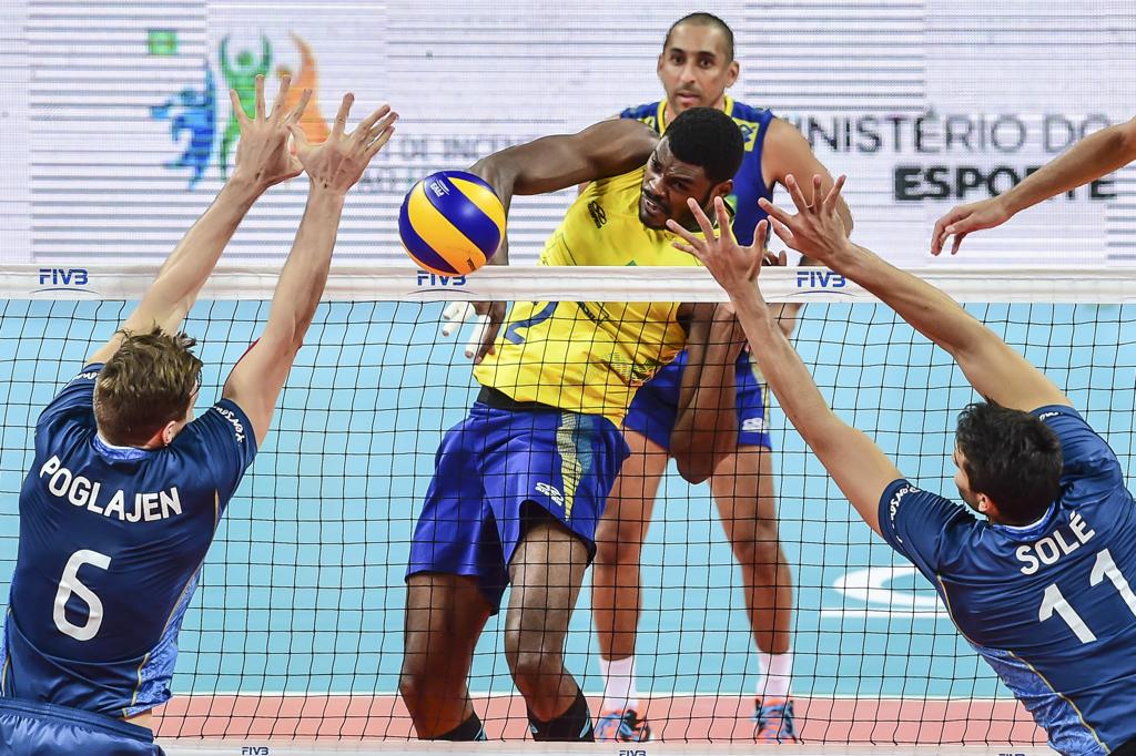 Isac passa pelo bloqueio da Argentina no segundo confronto do Brasil pela Liga Mundial. | FIVB/Divulgação