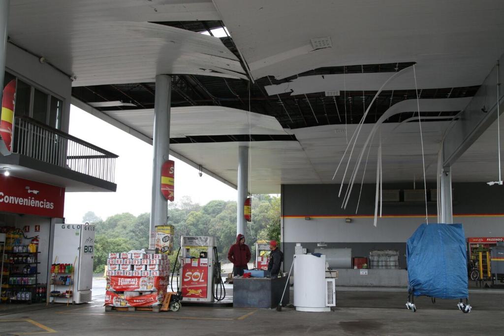 Impacto da explosão destruiu parte do teto do posto de combustíveis | Aniele Nascimento/Gazeta do Povo