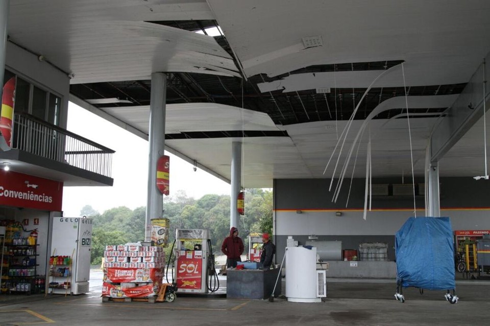 Impacto da explosão destruiu parte do teto do posto de combustíveis | Aniele Nascimento/Gazeta do Povo