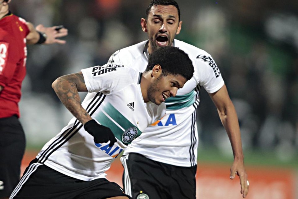 Leandro comemora o gol do empate ao lado do zagueiro Rafael Marques. | Albari Rosa/Gazeta do Povo