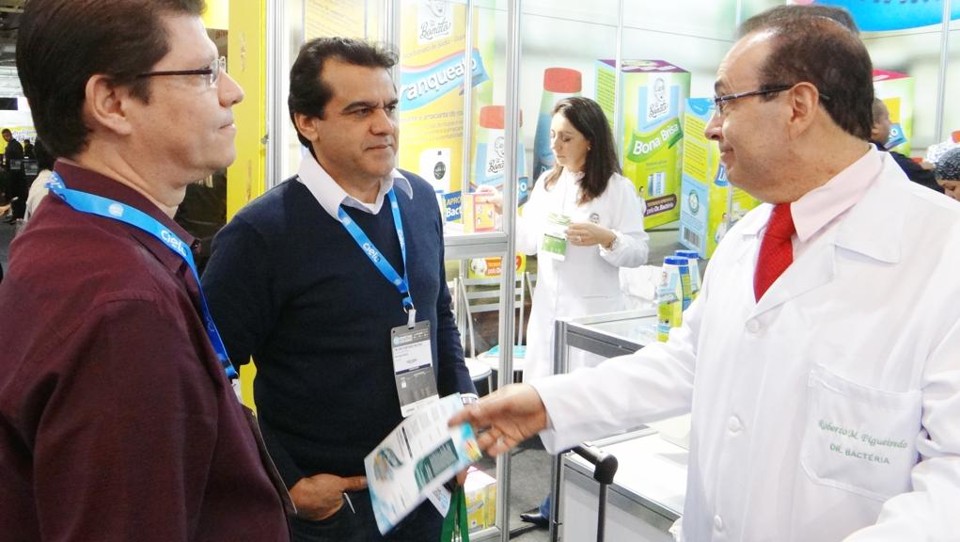 Garoto-propaganda da Tio Bonato, Dr. Bactéria (de jaleco branco) apresentou o produto a empresários do varejo na feira da Apas | Divulgação/