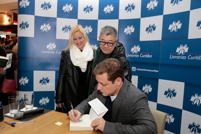 “Japonês da Federal” recebe o seu autógrafo de Vladimir Netto | Foto: Pedro Serápio/Gazeta do Povo