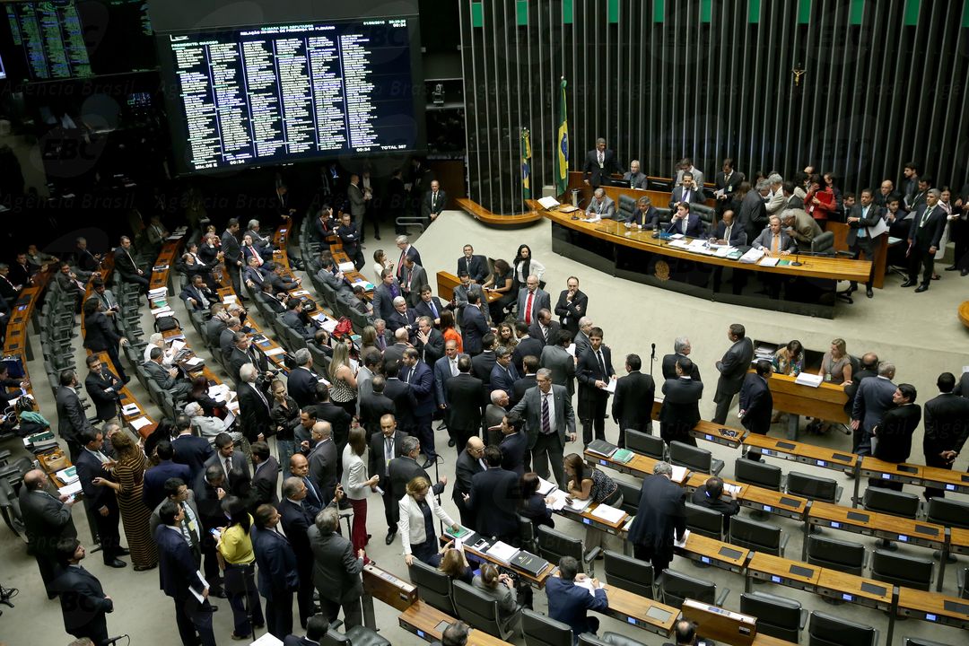 Plenário da Câmara: PEC foi aprovada por 334 votos contra 90, mostrando que Temer tem uma base aliada ampla no Legislativo. | Wilson Dias/Agência Brasil