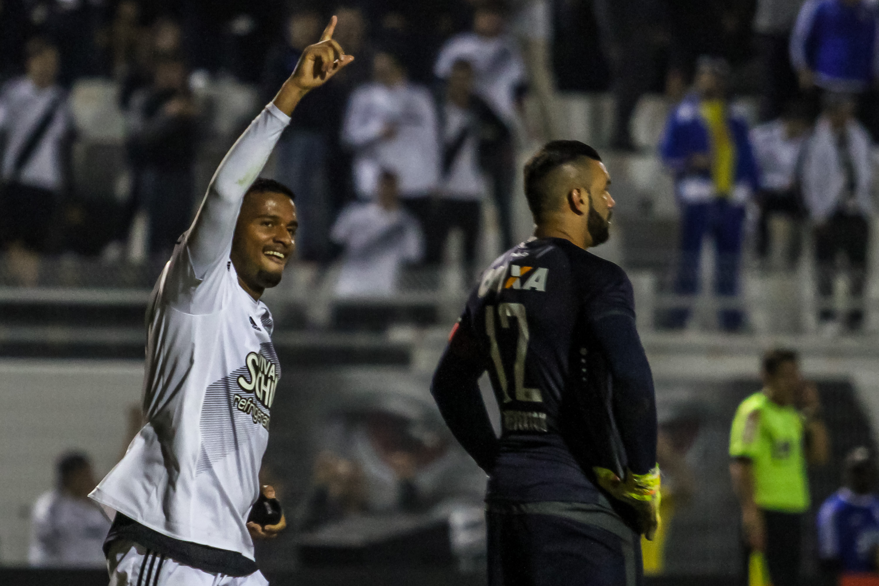 Reinaldo foi o autor do segundo gol da Ponte Preta, livre de frente para Weverton. | Luciano Claudino/
Folhapress