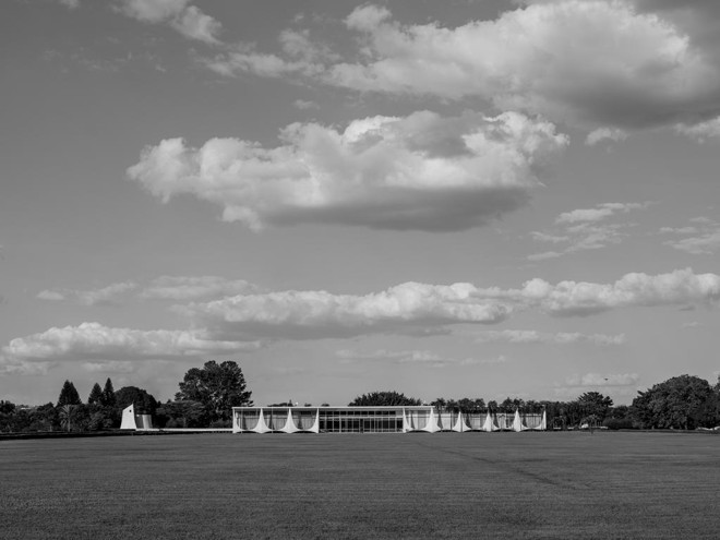 O palácio futurista projetado por Oscar Niemeyer se parece cada vez menos com uma residência luxuosa e mais com um bunker. | TOMAS MUNITA/NYT