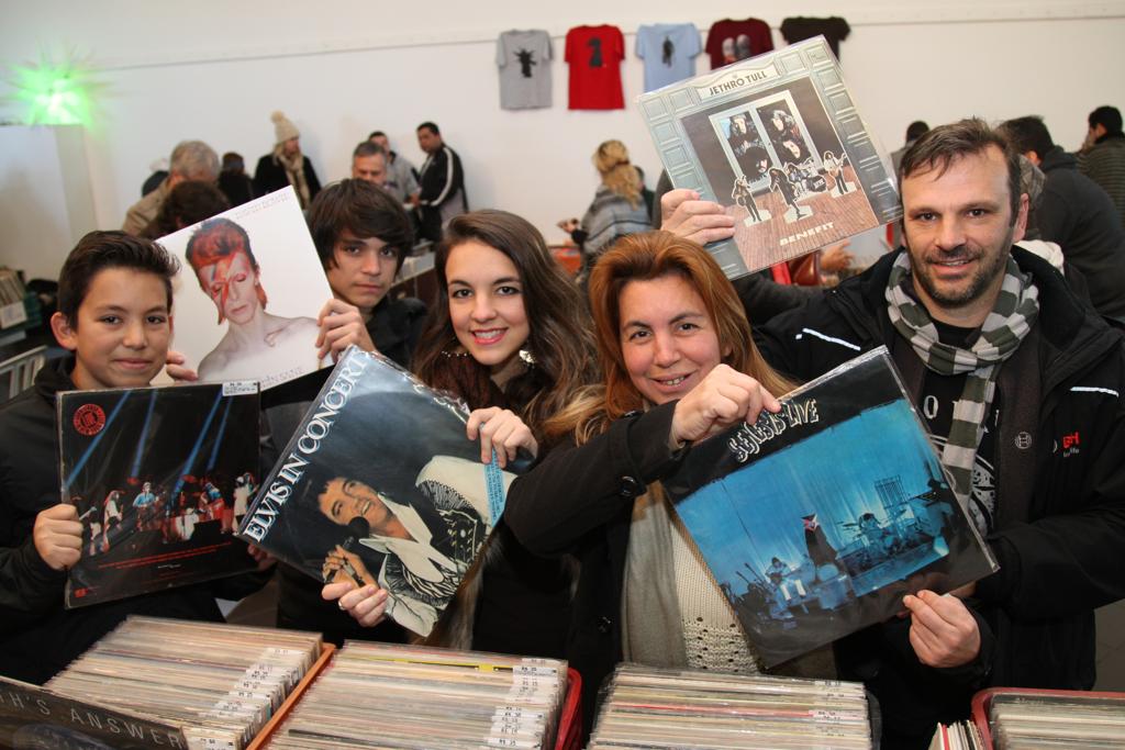 Leocir Durdi e a família não perdem a chance de garimpar em feiras de vinis | Aniele Nascimento/Gazeta do Povo