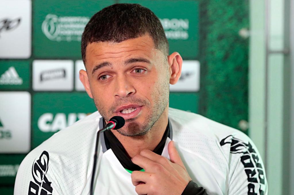 Edinho na sua apresentação oficial, no quinta-feira (9), no CT da Graciosa. Volante de 33 anos pode ser titular. | Albari Rosa/Gazeta do Povo