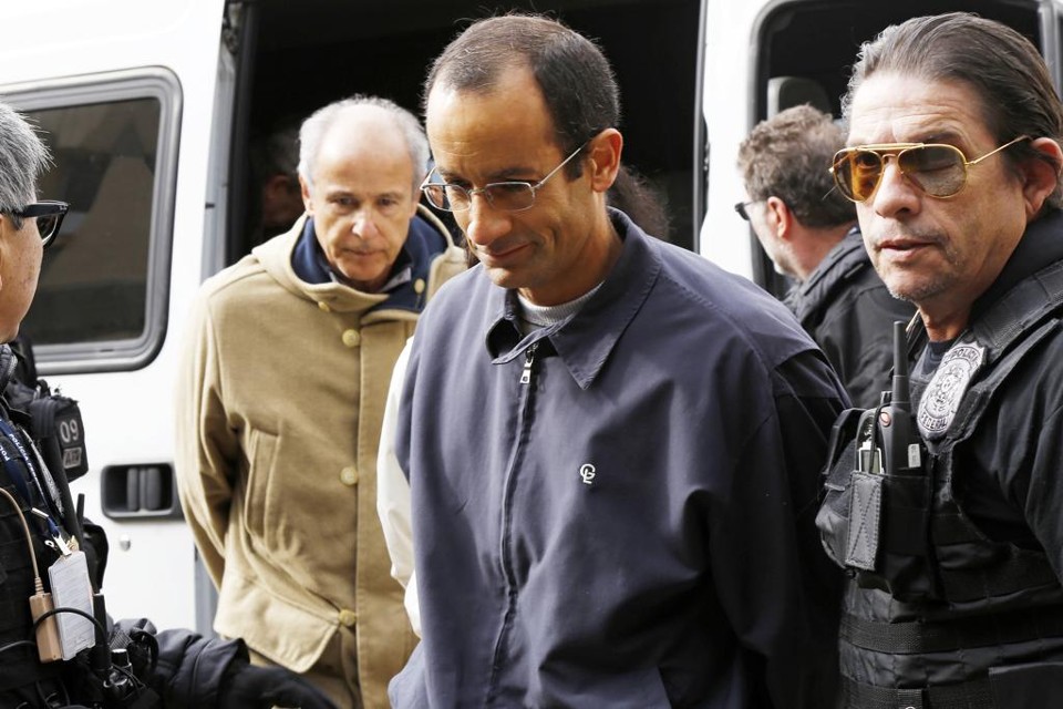 Marcelo Odebrecht: aparente humildade, cabeça baixa e braços para trás são hábitos que parece ter incorporado | Antônio More/Gazeta do Povo