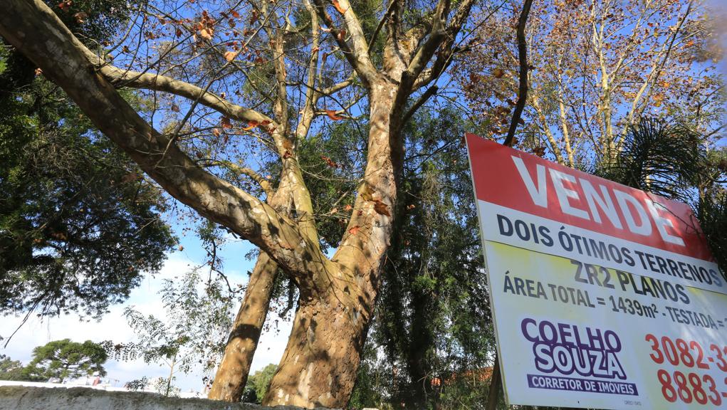 Venda de terrenos é uma forma de fazer dinheiro em meio à crise econômica. | Ivonaldo Alexandre/Gazeta do Povo