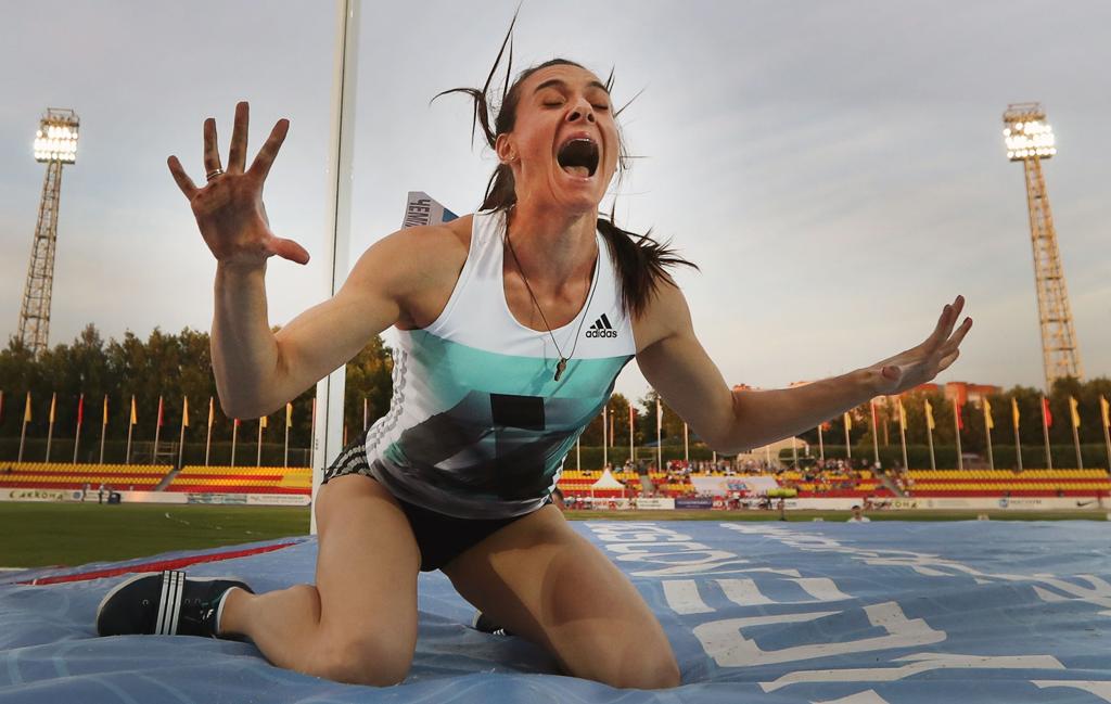 Yelena Isinbayeva comemora a marca de 4,90m no Campeonato Russo de atletismo. | ALEXANDER KISILEV/AFP
