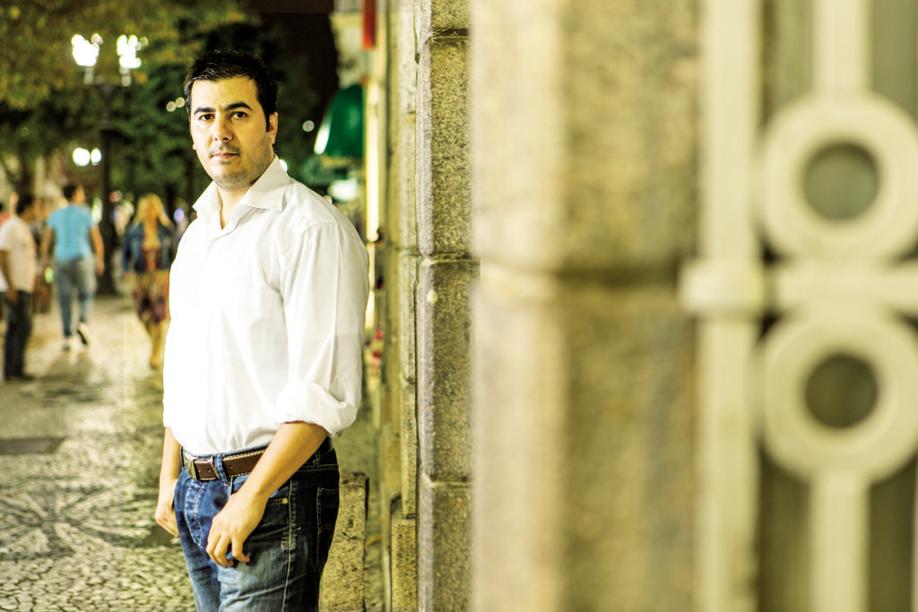 O refugiado sírio Mohammed Feras Al-lahham tenta revalidar o diploma há mais de dois anos. | Marcelo Andrade/Gazeta do Povo