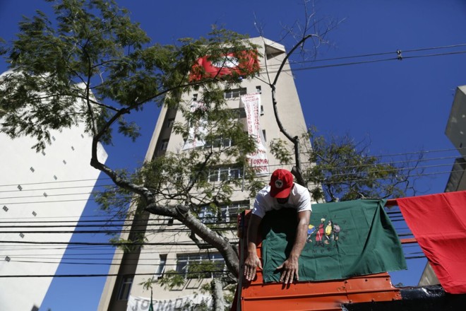 Movimento afixou faixas em frente ao órgão responsável pela reforma agrária | Henry Milléo/Gazeta do Povo