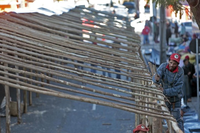 Manifestantes sem-terra montam acampamento na rua Doutor Faivre em Curitiba. | Albari Rosa/Gazeta do Povo