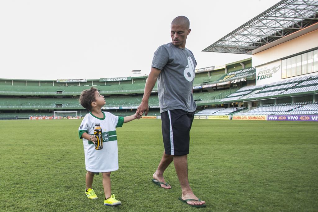 Alex e Felipe passeiam pelo Couto, após jogo de despedida do camisa 10 do futebol. | Marcelo Andrade/Gazeta do Povo