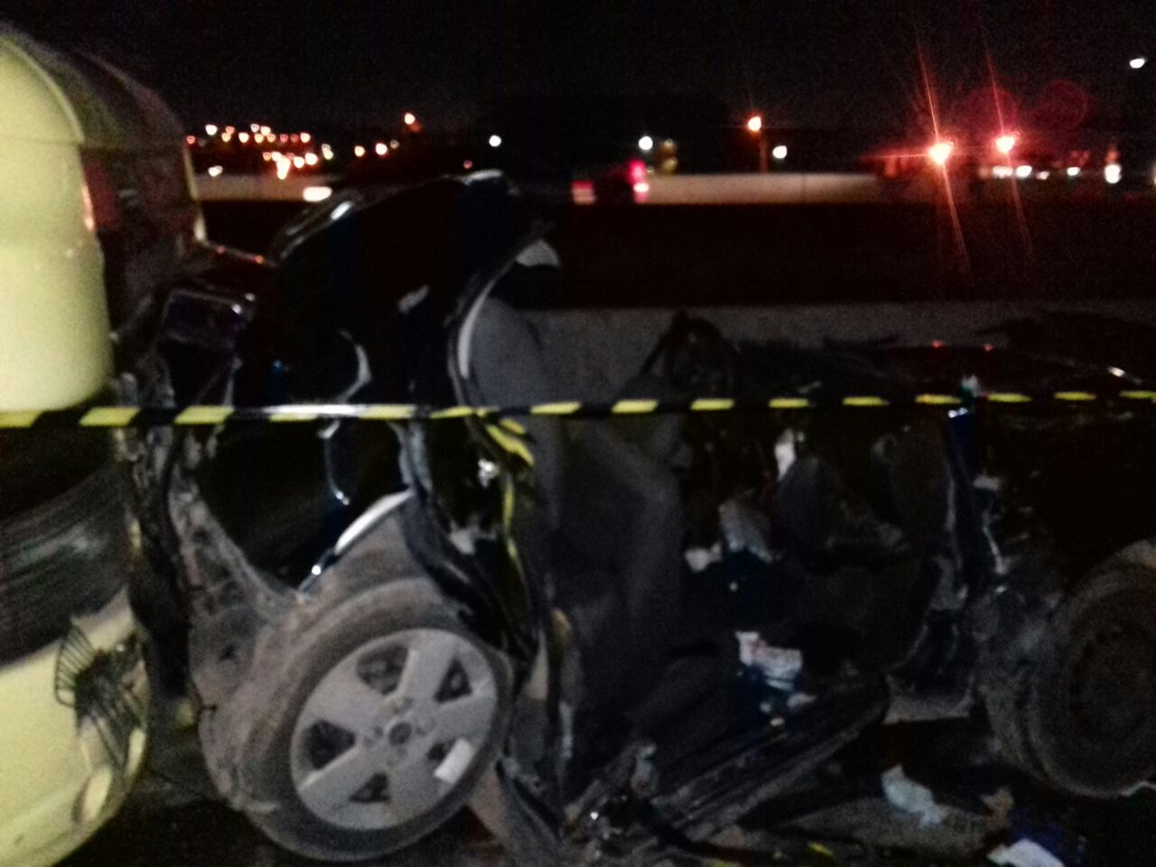 Prisma foi prensado entre dois caminhões | PRF/Divulgação