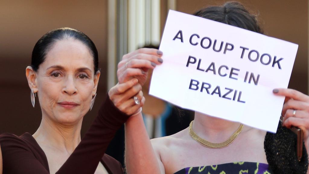 Sônia Braga durante protesto em Cannes | Valery Hache/AFP