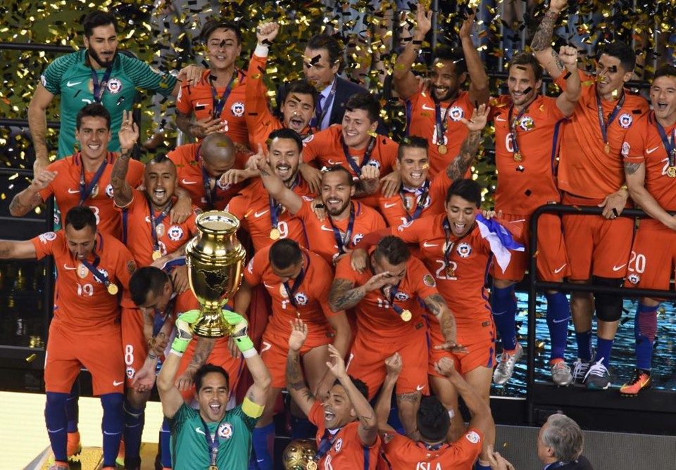 Chilenos comemoram o bicampeonato. Novamente o título veio com vitória contra a Argentina | DON EMMERT/AFP