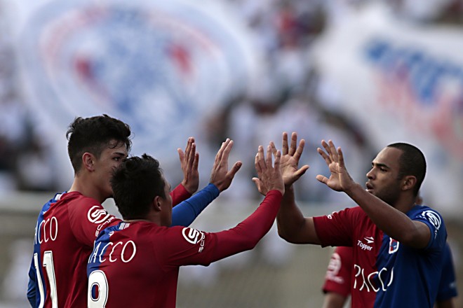 Jogadores comemoram gol de Robson, ainda no primeiro tempo | Albari Rosa/Gazeta do Povo