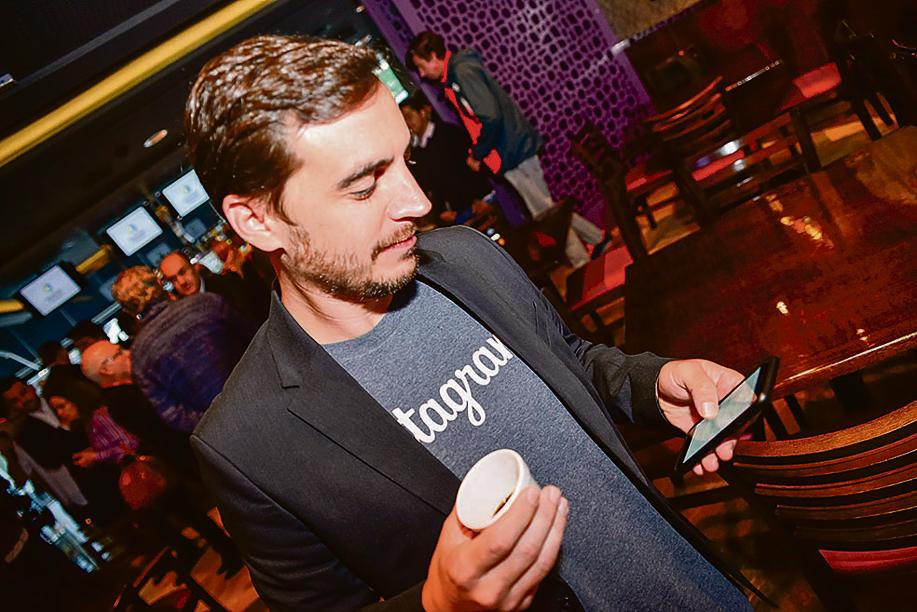 Gustavo Donda, diretor de negócios do Facebook para Pequenas e Médias Empresas na América Latina, fazendo check-in ao chegar para a palestra no evento Estrela da Manhã, da ADVB-PR, ontem, no Hard Rock Cafe, com o tema “Como as empresas podem tirar proveito do Facebook na era digital e no universo móvel”. | Priscilla Fiedler