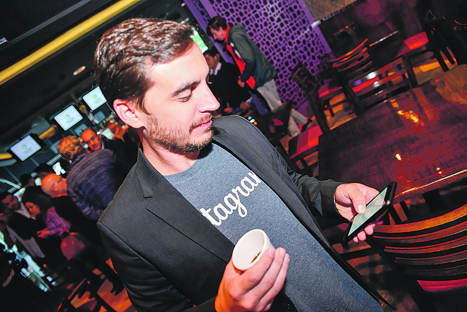Gustavo Donda, diretor de negócios do Facebook para Pequenas e Médias Empresas na América Latina, fazendo check-in ao chegar para a palestra no evento Estrela da Manhã, da ADVB-PR, ontem, no Hard Rock Cafe, com o tema “Como as empresas podem tirar proveito do Facebook na era digital e no universo móvel”. | Priscilla Fiedler