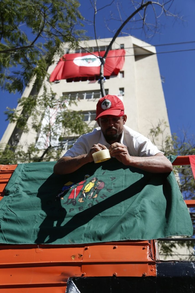 Movimento afixou faixas em frente ao órgão responsável pela reforma agrária | Henry Milléo/Gazeta do Povo
