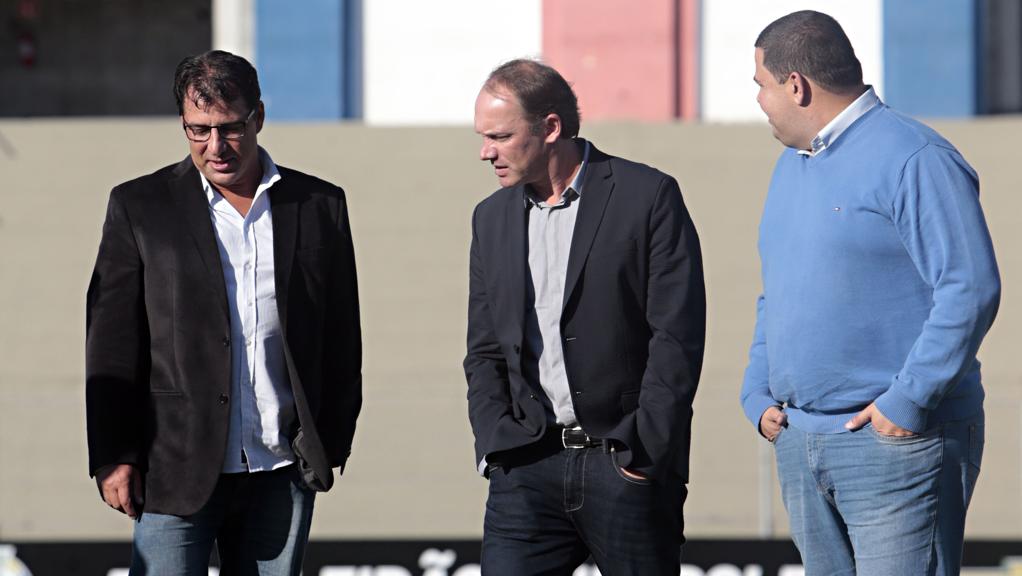 Marcelo Martelotte, o novo técnico, Hélcio, o novo superintendente de futebol, e Leonardo Oliveira, presidente do Paraná. | Albari Rosa/Gazeta do Povo