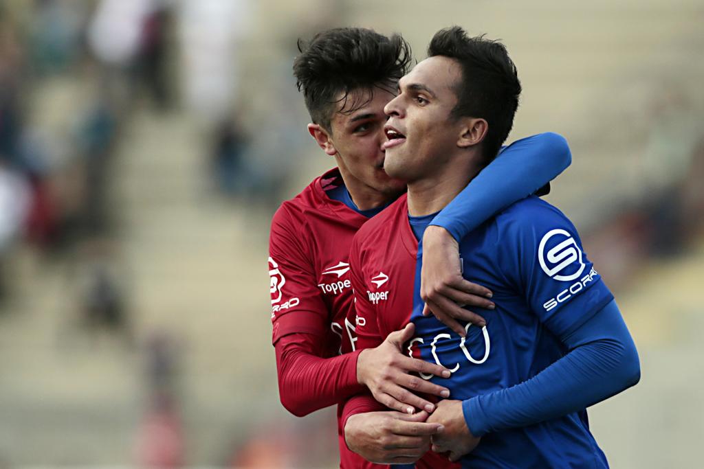 Robson, abraçado pelo volante Basso, foi o autor do único gol da partida | Albari Rosa/Gazeta do Povo