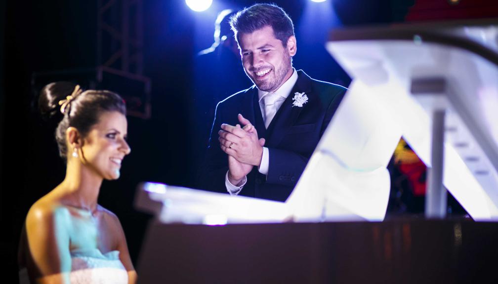 Juliana Carrasco Rodelli e Rafael Dolis durante a cerimônia: noiva também surpreendeu pais e convidados. | Lucio Flaubert/Divulgação