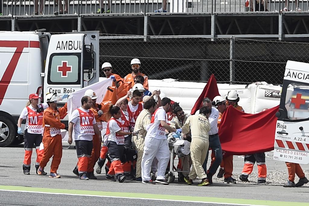 Socorristas atendem Luis Salom e o encaminham para a ambulância, na Espanha: acidente fatal. | Josep Lago/AFP