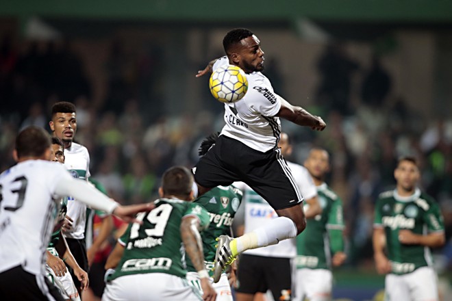 Luccas Claro briga pela bola no jogo entre Coritiba e Palmeiras. | Albari Rosa/Gazeta do Povo
