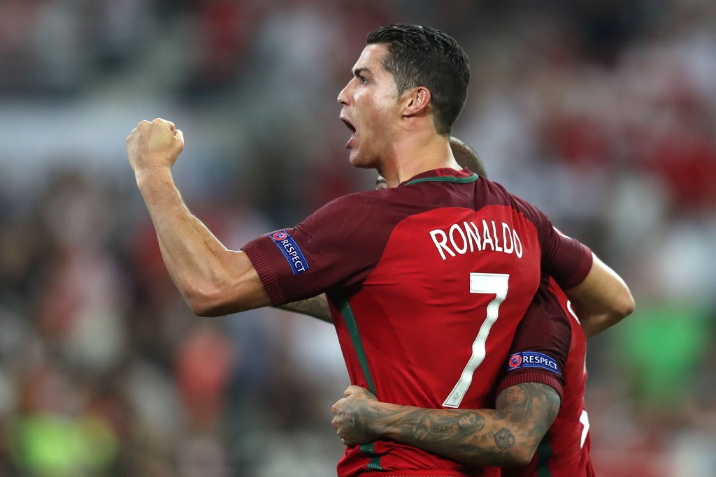 Cristiano Ronaldo comemora a classificação de Portugal após jogo equilibrado com a Polônia.
