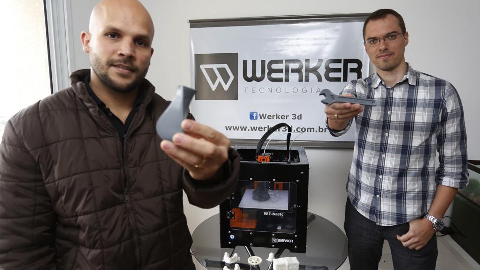 Os sócios José Farlei e Thiago Schultz, fundadores da Werker e responsáveis pelo desenvolvimento do modelo W1-basic | Henry Milleo/Gazeta do Povo