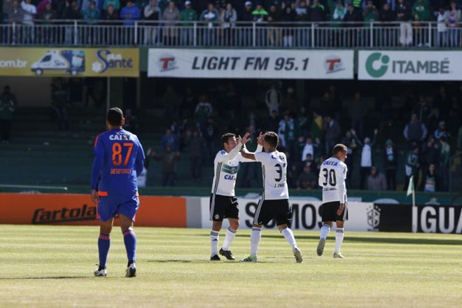 Jogadores do Coritiba comemoram o primeiro gol no Couto Pereira. | Antônio More Gazeta do Povo