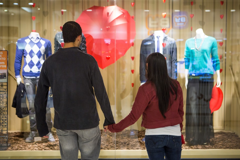Vitrine no Dia dos Namorados em 2013: último ano com crescimento de vendas. | Bruno Covello/Gazeta do Povo/Arquivo