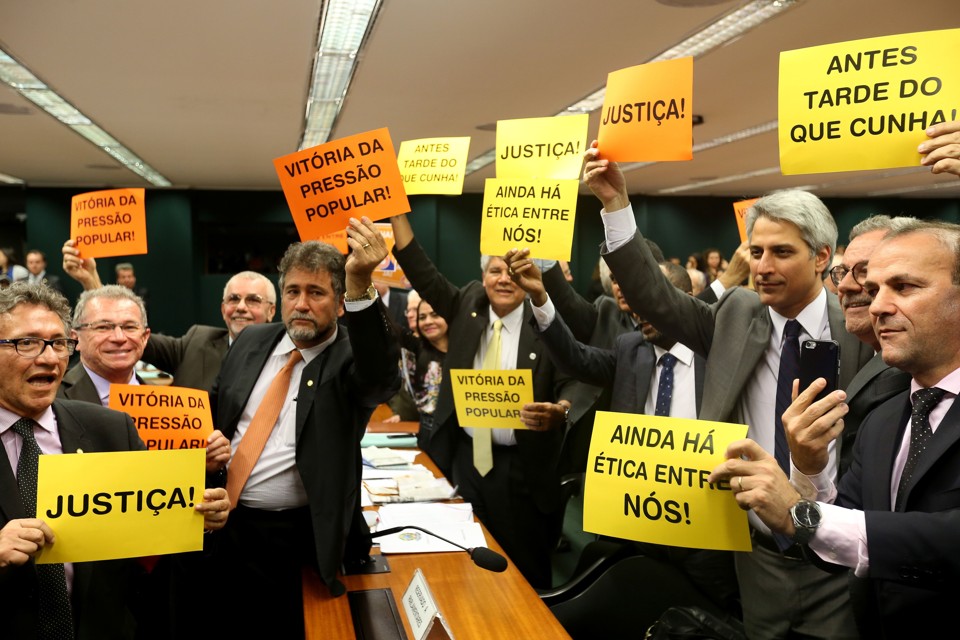 Por 11 votos a 9, Conselho de Ética aprova parecer pela cassação de Eduardo Cunha Deputados contrários a Cunha festejam a aprovação do parecer | Wilson Dias/Agência Brasil