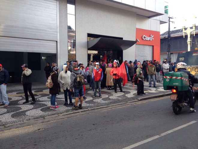 Protesto na frente do escritório da Petrobras no Batel. | Foto: Diego Antonelli/Gazeta do Povo