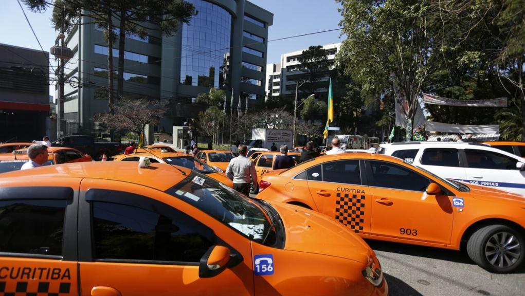 Ato de taxistas em frente à Justiça Federal em Curitiba | Henry Milléo/Gazeta do Povo