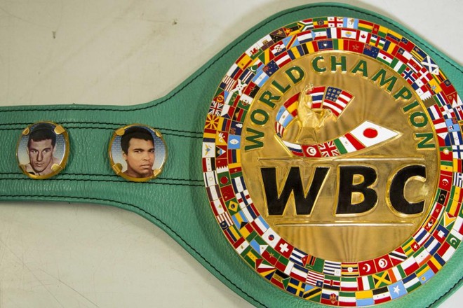 Cinturão do Conselho Mundial de Boxe com os melhores pugilistas de todos os tempos de cada categoria: Eder Jofre está ao lado de Muhammad Ali. | Hugo Harada/Gazeta do Povo