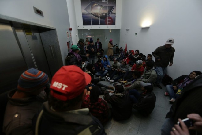 Manifestação no escritório da Petrobras no Batel. | Foto: Lineu Filho/Tribuna do Paraná