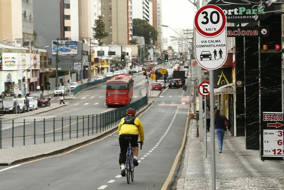 Ainda na semana passada, quando anunciada pela prefeitura de Curitiba, a segunda Via Calma da capital ainda não estava totalmente pronta. O Ippuc, porém, teria constatado essas mudanças na semana seguinte, com a via já adequada à nova proposta. | Hugo Harada/Gazeta do Povo