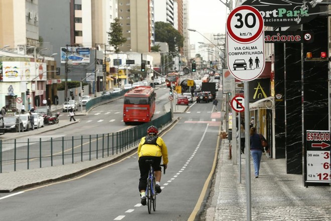 Ainda na semana passada, quando anunciada pela prefeitura de Curitiba, a segunda Via Calma da capital ainda não estava totalmente pronta. O Ippuc, porém, teria constatado essas mudanças na semana seguinte, com a via já adequada à nova proposta. | Hugo Harada/Gazeta do Povo