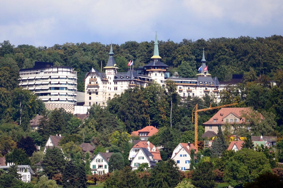 Grand Hotel Dolder , nos Alpes suíços, foi um dos locais onde Cunha e família se hospedaram | Roland Fischer/Wikimedia Commons/