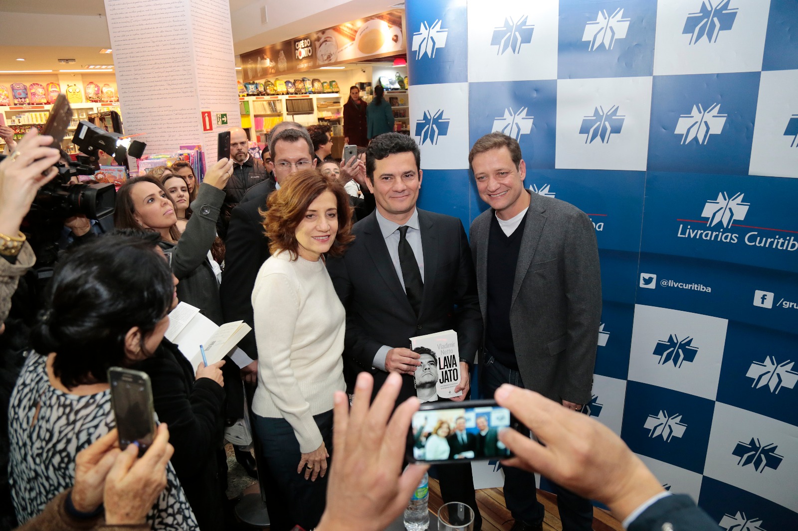 Miriam Leitão (è esq.), Sergio Moro (ao centro) e Vladimir Netto, o autor do livro | Pedro Serápio/Gazeta do Povo/
