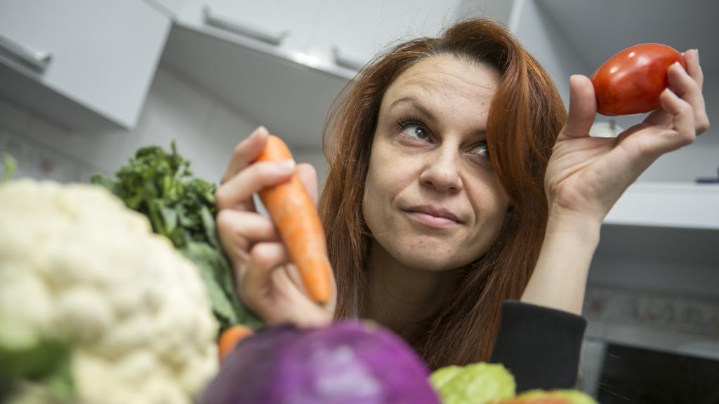 Há mais de um ano a artesã Caroline Filizolla não ingere alimentos com glúten, mesmo não sendo celíaca. | Marcelo Andrade/Gazeta do Povo