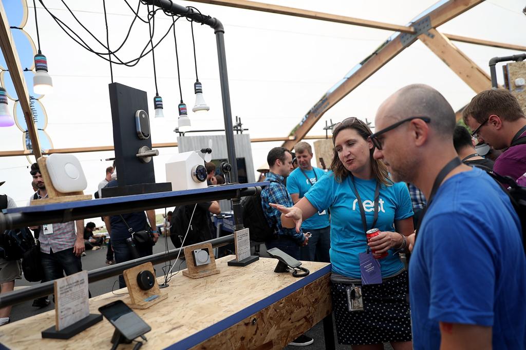Atendente mostra produtos da Nest como lâmpadas, fechaduras e termostatos inteligentes durante conferência para desenvolvedores do Google | JUSTIN SULLIVAN/AFP